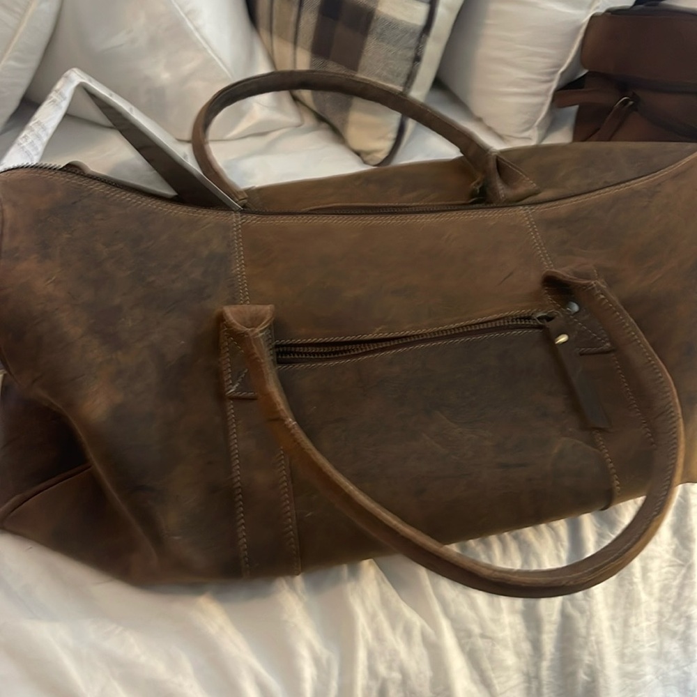 Komal c duffle
Bag leather 20L 11 w 8 Deep free small one